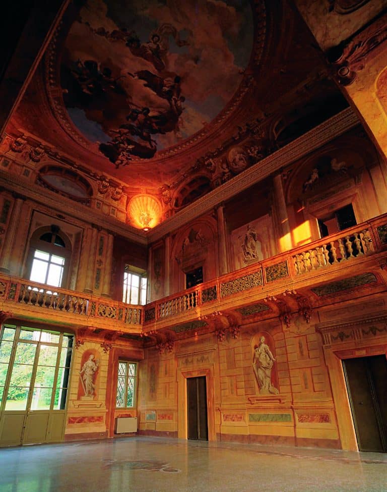 HALL’EN I VILLA NOVARE i Negrar er flot istandsat, så den fremtræder i al sin farvestrålende pragt. Stilen er hentet fra aristokratiets romantiske periode, hvor forbindelsen til det guddommelige blev dyrket.