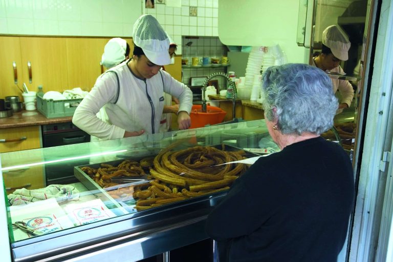 Opdelingen af churros sker med saks, som tilsyneladende er det letteste og hurtigste.