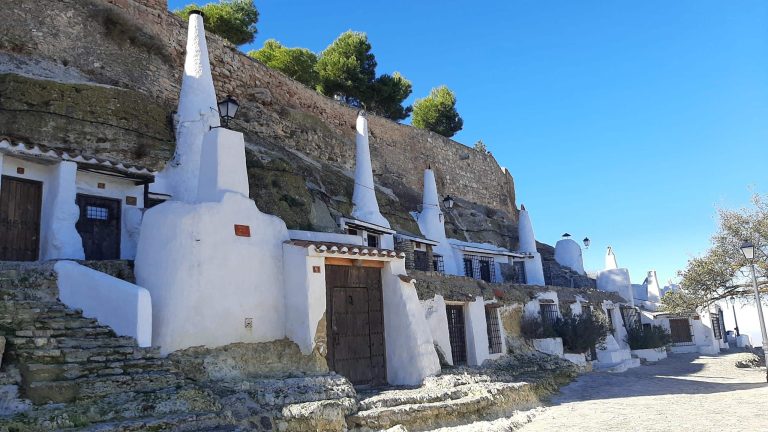 cuevas del agujero fremstår i dag malerisk enkle. Det er i kontrast til tidligere, hvor bygningerne blev benyttet til husvildeboliger med alt hvad det indebærer af snavs og rod.