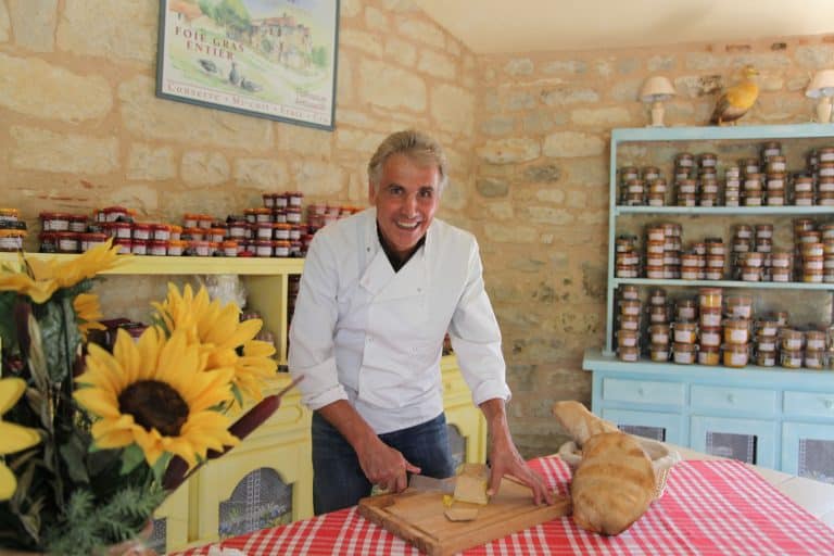 Foie Gras nydes bedst på lyst brød, og det har vitterlig en god smag, så det er let at lukke øjnene og glemme, hvad man egentlig sætter tænderne i.