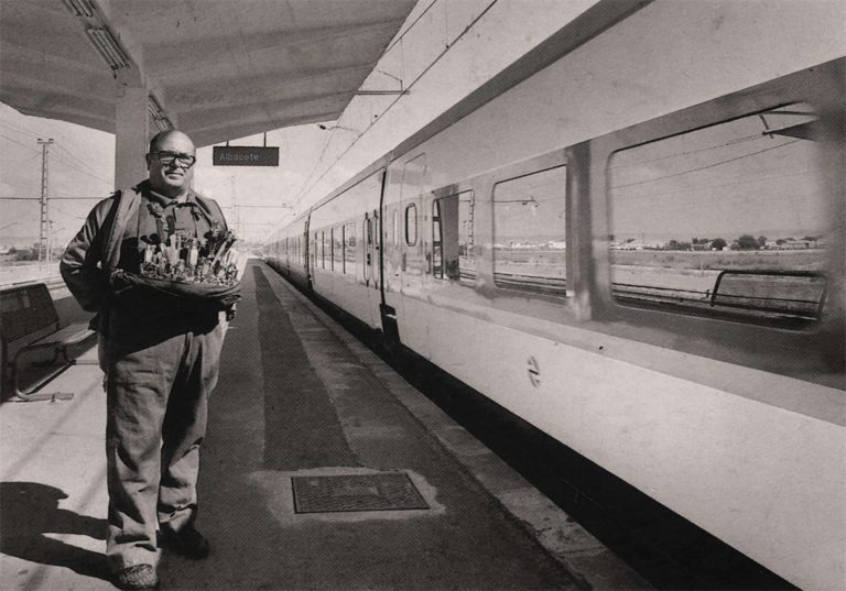 En knivsælger har fundet ud af, at kunderne kom strømmende til, når toget kom ind på banegården. Det er fra den tid, hvor internettet endnu ikke var opfundet.