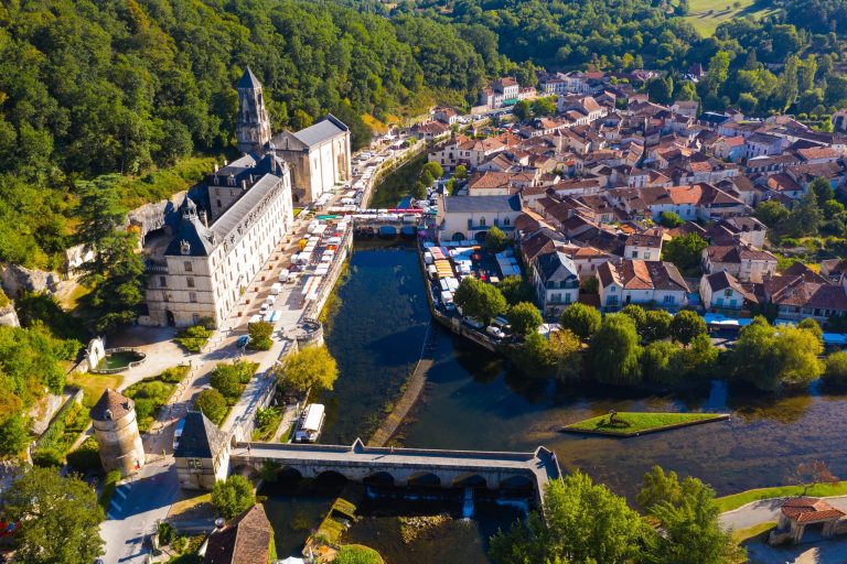 Saint Pierre de Brantôme er et benedictiner kloster bygget langs floden Dronne, der løber ud i den større flod Dordogne.