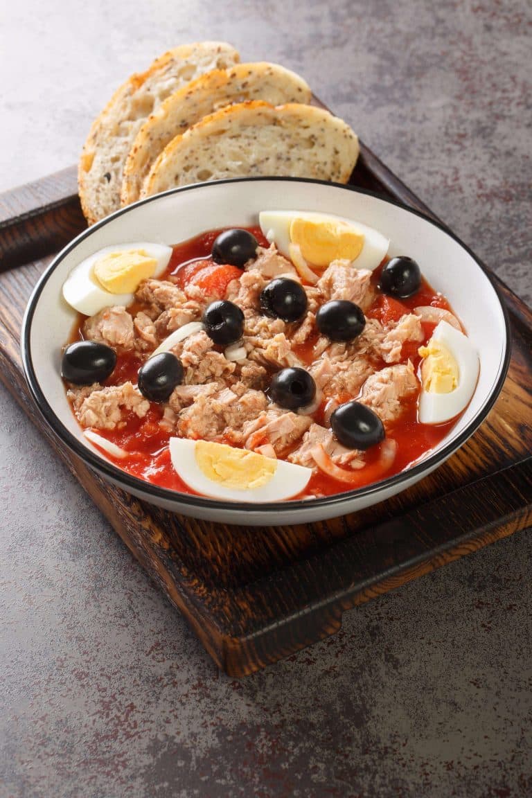 enslada murciana serveret med friskbagt brød er en simpel og hurtig ret, der er lige så hurtig tilberedt, som det tager at koge et hårdkogt æg.