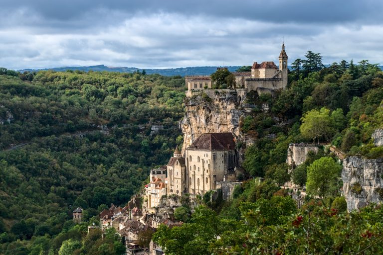 Rocamadour ligger nærmest klæbet op ad klippen med Vor Frue kirke som det centrale