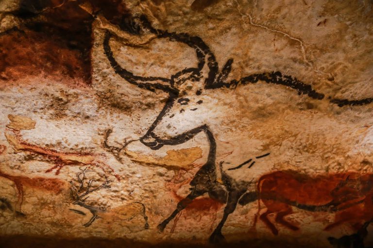 Lascaux grottens maleriske vægmalerier kan vække til undren over, hvordan de dengang kunne se i de mørke huler.